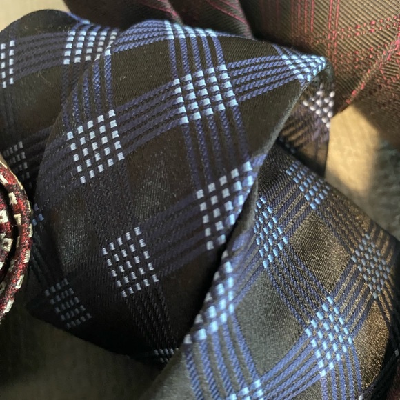 Beautiful bundle of Varvatos narrow new ties never worn. Stunning workmanship. - Picture 5 of 12